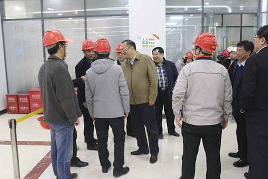 濮陽市副市長黃守璽與集團(tuán)公司副總經(jīng)理吳新宇、翟武漢在現(xiàn)場交談