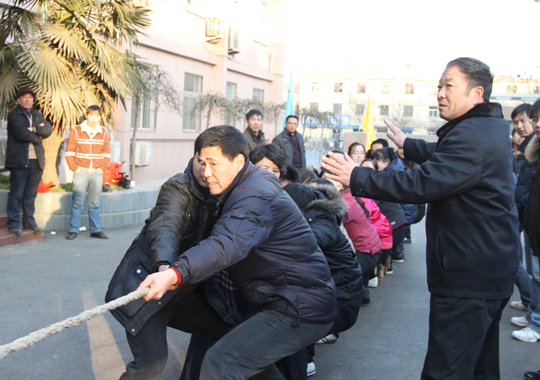 拔河場(chǎng)上激烈角逐