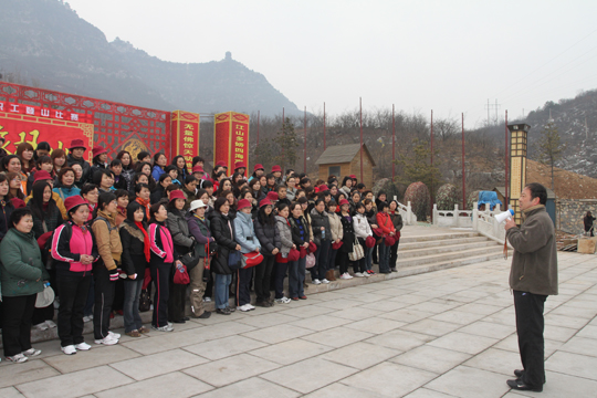 工會(huì)主席翟武漢在登山前發(fā)表熱情洋溢的講話