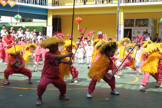 孩子們惟妙惟肖的表演