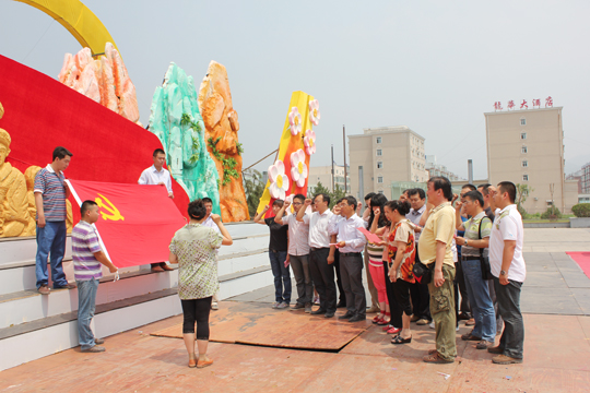 煙塔分公司黨員在左權(quán)廣場(chǎng)雕像前進(jìn)行莊嚴(yán)宣誓