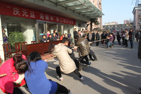 拔河比賽競爭激烈、勢均力敵