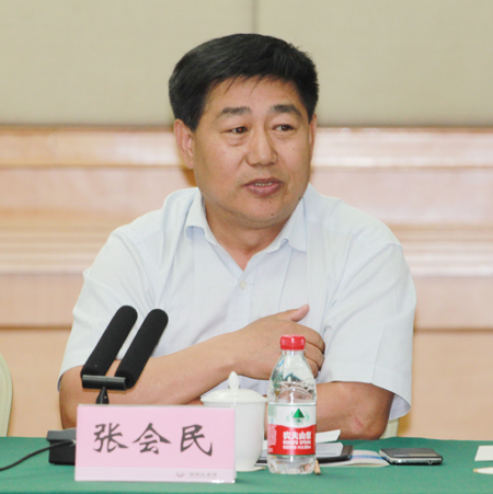 集團(tuán)公司黨委書(shū)記張會(huì)民在會(huì)上發(fā)表講話(huà)