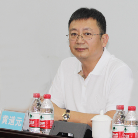 集團公司董事長黃道元在會上為來訪領(lǐng)導(dǎo)和專家解答疑問