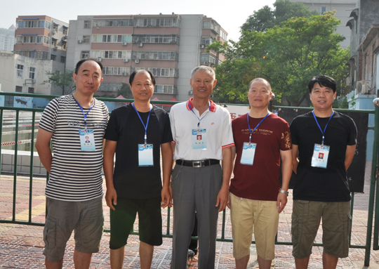 公司和住建委代表隊其他單位運動員在比賽場外合影