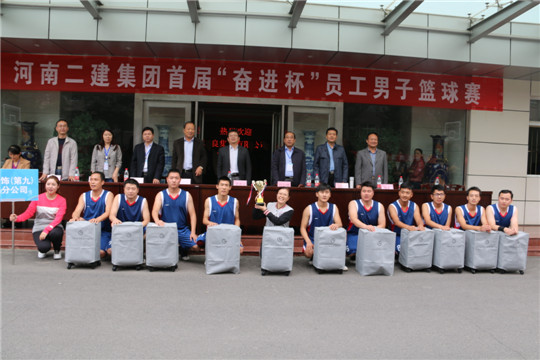 集團(tuán)公司領(lǐng)導(dǎo)與冠軍團(tuán)隊合影留念