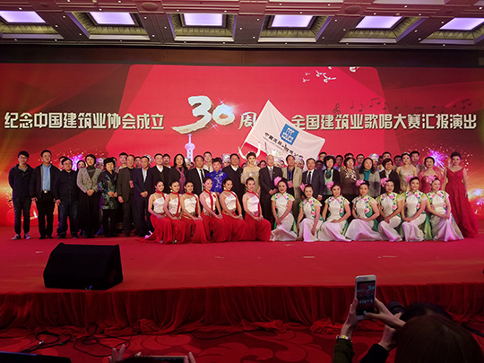 中建協(xié)領(lǐng)導(dǎo)、大賽評(píng)委與參加演出人員合影留念