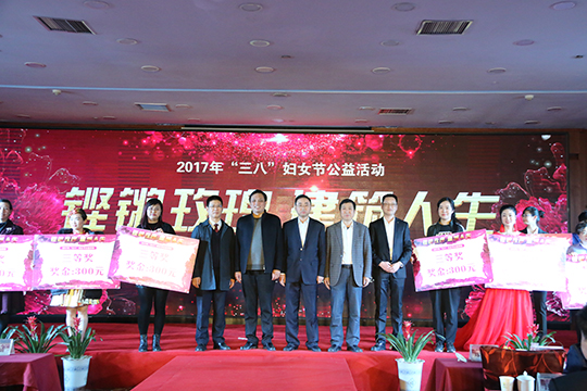 集團(tuán)公司總經(jīng)理祝建明與其他領(lǐng)導(dǎo)為獲獎(jiǎng)演員頒獎(jiǎng)并合影