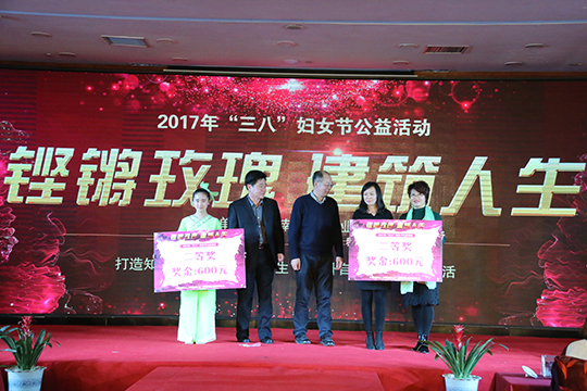 與會(huì)領(lǐng)導(dǎo)為二等獎(jiǎng)?lì)C獎(jiǎng)