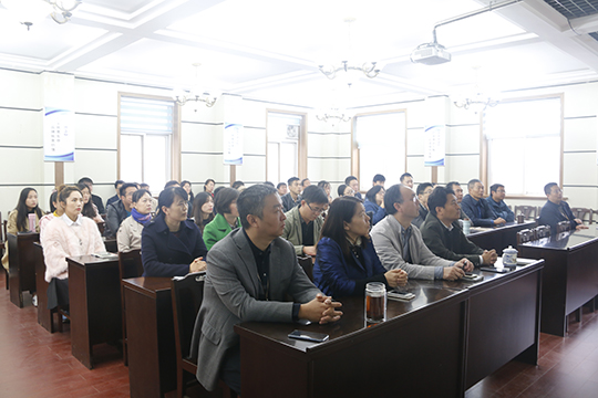 集團公司與會人員認真學(xué)習(xí)
