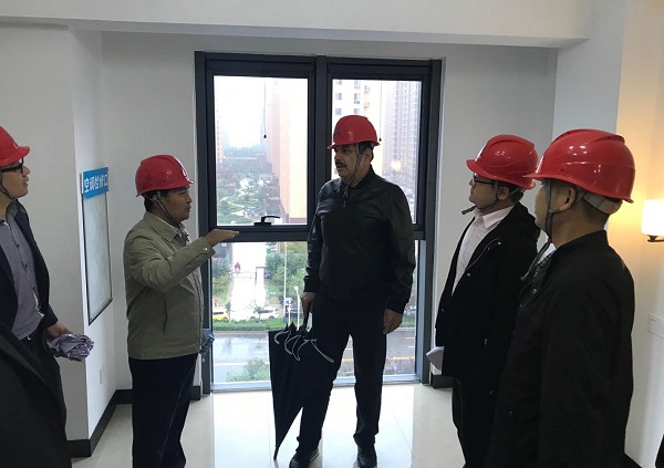 01集團(tuán)副董事長(zhǎng)王慶偉向卡馬爾一行講解守拙園公寓樣板間.jpg 01集團(tuán)副董事長(zhǎng)王慶偉向卡馬爾一行講解守拙園公寓樣板間.jpg