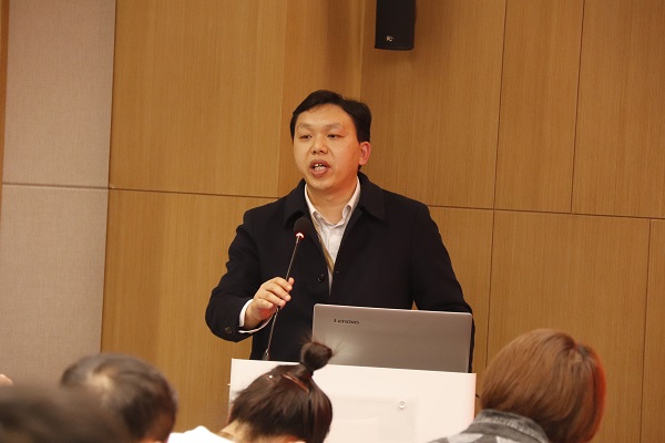 6、集團(tuán)公司總工程師蘇群山主持會(huì)議 .JPG