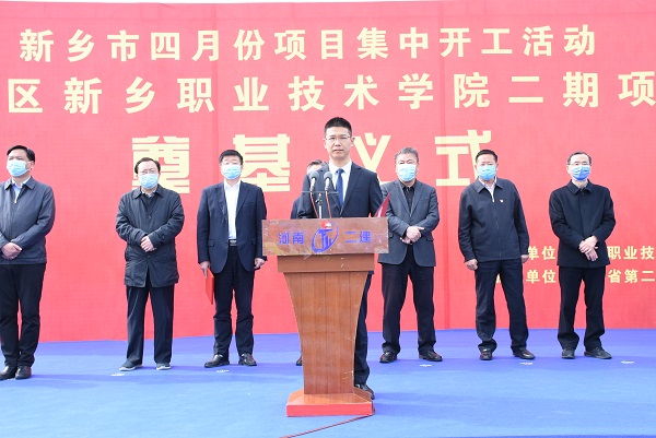 4祝總發(fā)表講話.jpg 4??偘l(fā)表講話.jpg