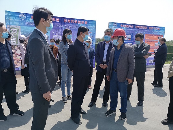 集團公司副總經(jīng)理閆龍廣與史占勇副市長就工程創(chuàng)優(yōu)詳細(xì)交談.jpg 集團公司副總經(jīng)理閆龍廣與史占勇副市長就工程創(chuàng)優(yōu)詳細(xì)交談.jpg