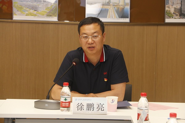 共青團(tuán)新鄉(xiāng)市委書記徐鵬亮和與會青年代表親切交流.JPG 共青團(tuán)新鄉(xiāng)市委書記徐鵬亮和與會青年代表親切交流.JPG