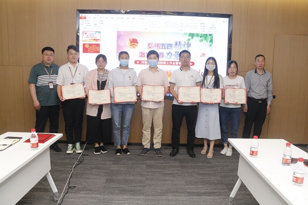 集團(tuán)公司黨委副書記陳百斌、人力資源總監(jiān)張浩敏為“2019年度優(yōu)秀青年崗位能手”獲獎?wù)哳C獎.JPG 集團(tuán)公司黨委副書記陳百斌、人力資源總監(jiān)張浩敏為“2019年度優(yōu)秀青年崗位能手”獲獎?wù)哳C獎.JPG