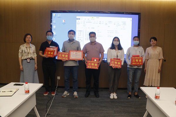 集團(tuán)公司辦公室主任張嵐、工會副主席婁梅月為微視頻大賽獲獎單位頒獎.JPG 集團(tuán)公司辦公室主任張嵐、工會副主席婁梅月為微視頻大賽獲獎單位頒獎.JPG