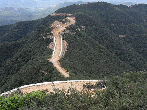 風(fēng)電項(xiàng)目道路施工.jpg