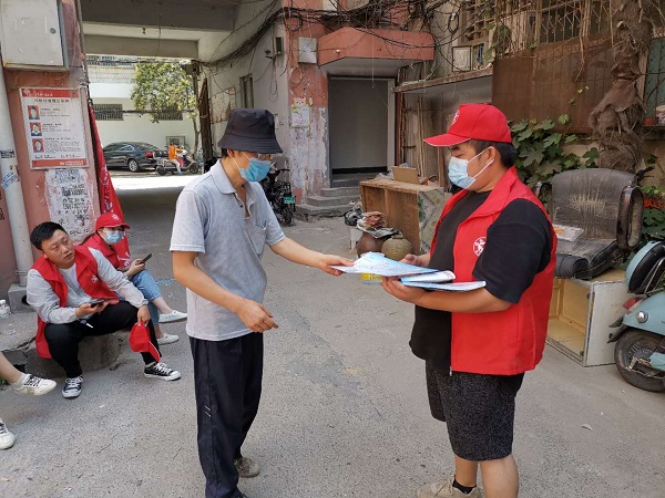 現(xiàn)場發(fā)放垃圾分類宣傳頁.jpg 現(xiàn)場發(fā)放垃圾分類宣傳頁.jpg