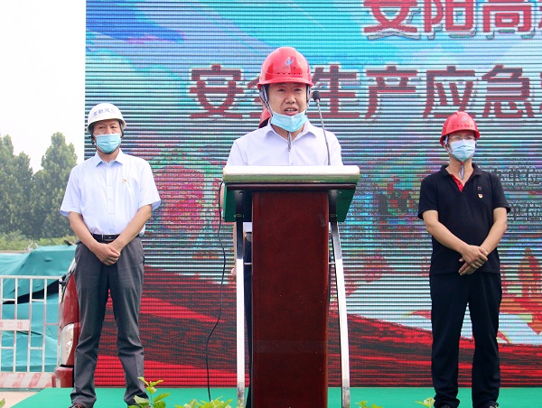 集團公司副總經(jīng)理閆龍廣代表公司作先進典型發(fā)言.JPG 集團公司副總經(jīng)理閆龍廣代表公司作先進典型發(fā)言.JPG