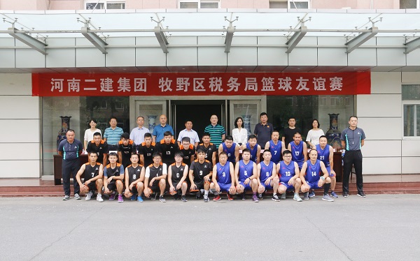 在場領(lǐng)導(dǎo)與比賽人員合影留念.jpg 在場領(lǐng)導(dǎo)與比賽人員合影留念.jpg