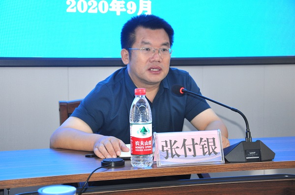 新鄉(xiāng)市住房和城市建設(shè)局副局長張付銀發(fā)表講話.jpg 新鄉(xiāng)市住房和城市建設(shè)局副局長張付銀發(fā)表講話.jpg