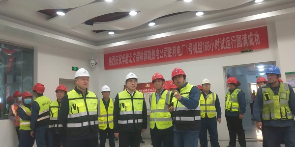 集團公司副總經(jīng)理賈建龍與北方聯(lián)合電力公司董事長李向良、基建副總李悅、北方錫林浩特熱電公司董事長李文東在移交現(xiàn)場親切交流.jpg