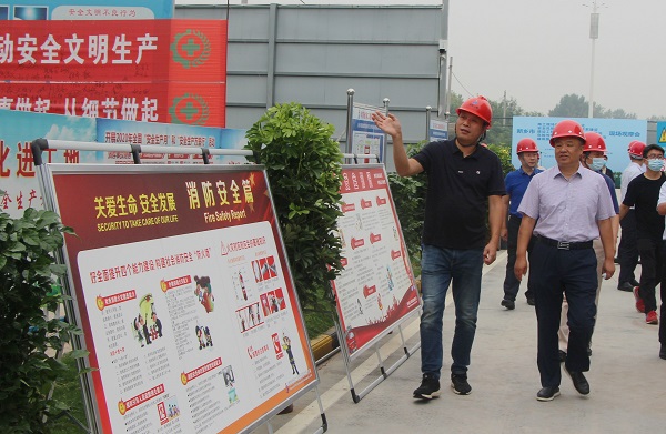 分公司經(jīng)理董書立向新鄉(xiāng)市住建局副局長(zhǎng)王曉河介紹項(xiàng)目安全教育設(shè)施.jpg 分公司經(jīng)理董書立向新鄉(xiāng)市住建局副局長(zhǎng)王曉河介紹項(xiàng)目安全教育設(shè)施.jpg
