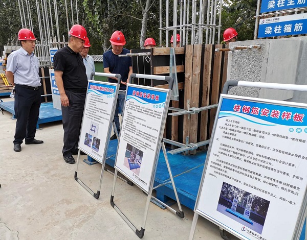 項目經(jīng)理李金平向新鄉(xiāng)市住建局局長吳毅強講解項目采用的新工藝.jpg 項目經(jīng)理李金平向新鄉(xiāng)市住建局局長吳毅強講解項目采用的新工藝.jpg