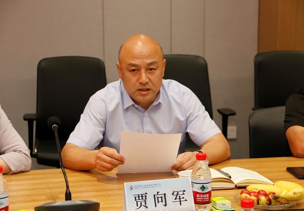 集團(tuán)公司黨委副書記、工會主席賈向軍宣讀《關(guān)于變更2019年度勞動模范、崗位標(biāo)兵獎勵方式的決定》.jpg 集團(tuán)公司黨委副書記、工會主席賈向軍宣讀《關(guān)于變更2019年度勞動模范、崗位標(biāo)兵獎勵方式的決定》.jpg