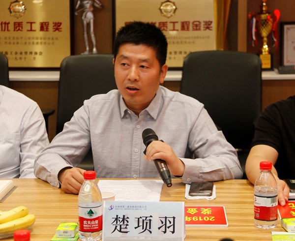 勞模、標(biāo)兵代表圍繞工作崗位及公司發(fā)展暢所欲言2.jpg 勞模、標(biāo)兵代表圍繞工作崗位及公司發(fā)展暢所欲言2.jpg