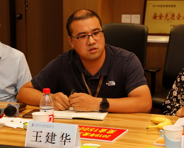 勞模、標(biāo)兵代表圍繞工作崗位及公司發(fā)展暢所欲言.jpg 勞模、標(biāo)兵代表圍繞工作崗位及公司發(fā)展暢所欲言.jpg