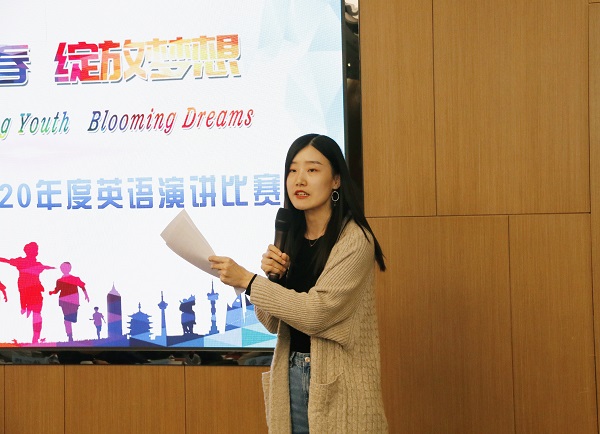 河南財(cái)經(jīng)政法大學(xué)翟亞迪博士對(duì)選手的表現(xiàn)進(jìn)行點(diǎn)評(píng).jpg 河南財(cái)經(jīng)政法大學(xué)翟亞迪博士對(duì)選手的表現(xiàn)進(jìn)行點(diǎn)評(píng).jpg