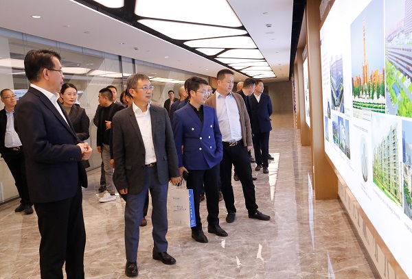 首期河南省民營企業(yè)素質(zhì)提升工程研修班企業(yè)家一行參觀集團(tuán)公司總部.jpg 首期河南省民營企業(yè)素質(zhì)提升工程研修班企業(yè)家一行參觀集團(tuán)公司總部.jpg