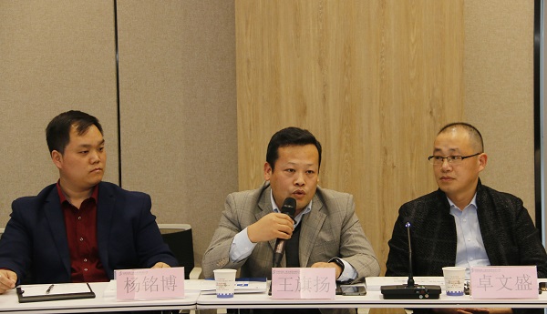 與會企業(yè)家積極發(fā)言1.jpg 與會企業(yè)家積極發(fā)言1.jpg