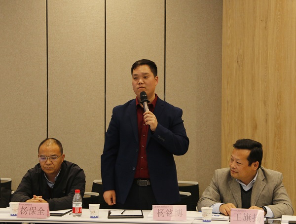 與會企業(yè)家積極發(fā)言3.jpg 與會企業(yè)家積極發(fā)言3.jpg