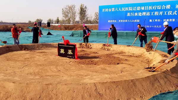 2、出席開(kāi)工儀式的領(lǐng)導(dǎo)培土奠基.jpg 2、出席開(kāi)工儀式的領(lǐng)導(dǎo)培土奠基.jpg