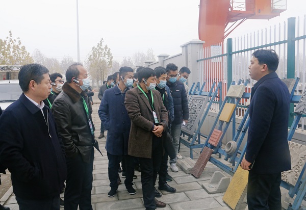 觀摩人員討論飾面清水混凝土構件制作技術.jpg