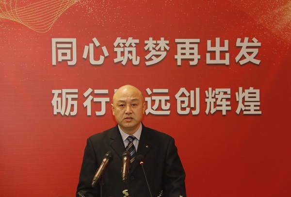 集團公司工會主席賈向軍宣讀《關于表彰2020年度先進單位和先進個人的決定》.jpg