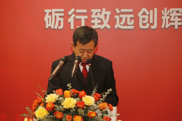 集團公司副總經理閆龍廣宣讀《關于表彰2020年度優(yōu)秀分包商的決定》.jpg