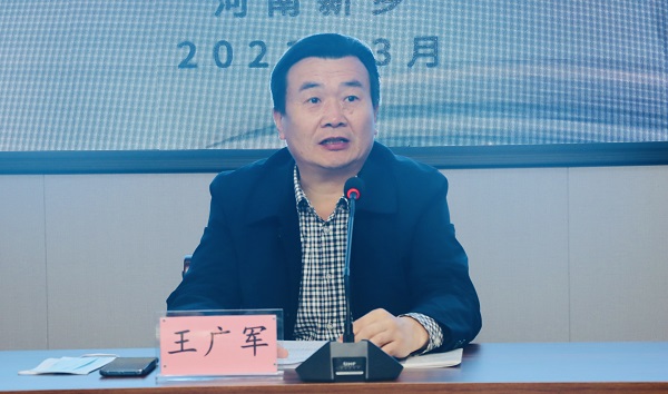 4、河南省住房和城鄉(xiāng)建設(shè)廳城市管理處處長(zhǎng)王廣軍發(fā)表講話.jpg 4、河南省住房和城鄉(xiāng)建設(shè)廳城市管理處處長(zhǎng)王廣軍發(fā)表講話.jpg