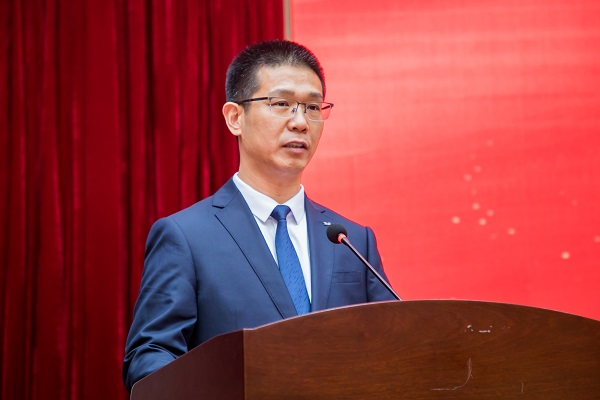 河南省建筑業(yè)協(xié)會(huì)中小企業(yè)分會(huì)會(huì)長(zhǎng)、集團(tuán)公司總經(jīng)理祝建明作表態(tài)發(fā)言.jpg 河南省建筑業(yè)協(xié)會(huì)中小企業(yè)分會(huì)會(huì)長(zhǎng)、集團(tuán)公司總經(jīng)理祝建明作表態(tài)發(fā)言.jpg
