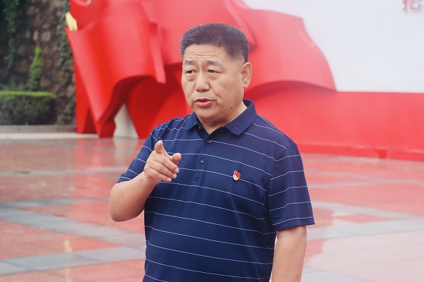 1、集團公司黨委書記張會民為大家闡釋“大別山精神”.jpg 1、集團公司黨委書記張會民為大家闡釋“大別山精神”.jpg