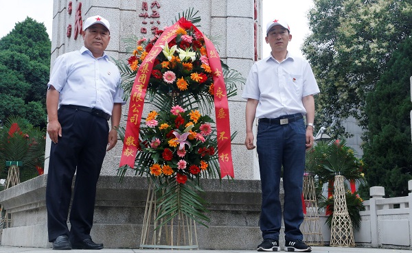 3、向革命先烈敬獻花籃.jpg 3、向革命先烈敬獻花籃.jpg
