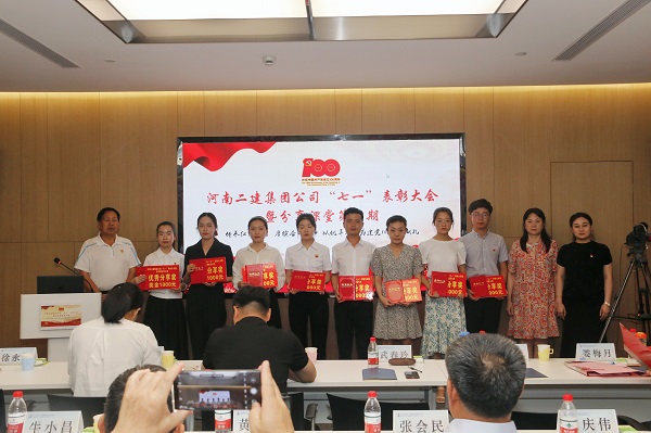 9、與會領(lǐng)導(dǎo)為“優(yōu)秀分享獎”獲得者頒獎.jpg 9、與會領(lǐng)導(dǎo)為“優(yōu)秀分享獎”獲得者頒獎.jpg