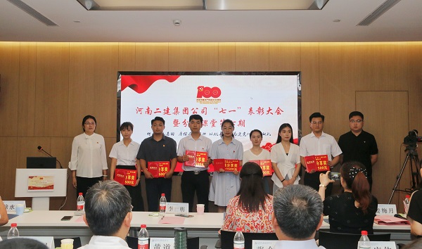 10、與會領(lǐng)導(dǎo)為“最佳分享獎”和“特別分享獎”獲得者頒獎.jpg 10、與會領(lǐng)導(dǎo)為“最佳分享獎”和“特別分享獎”獲得者頒獎.jpg
