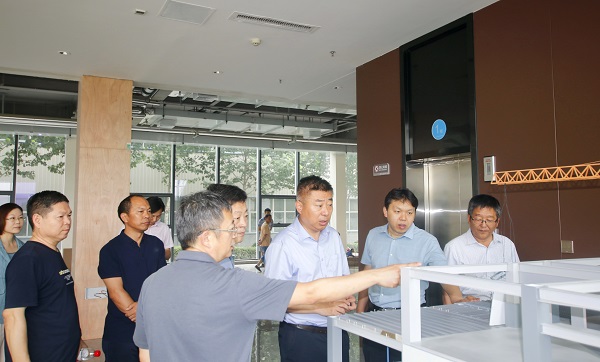 參觀園區(qū)辦公樓.jpg 參觀園區(qū)辦公樓.jpg