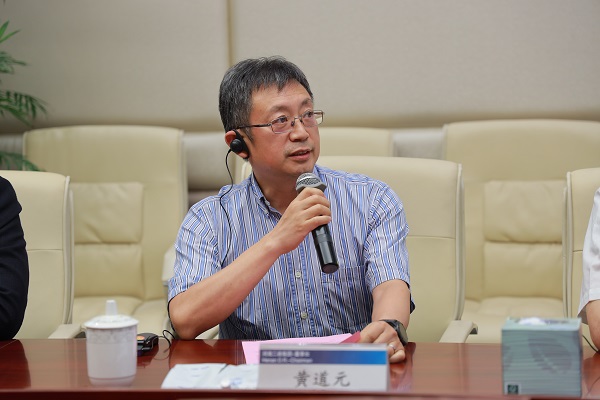 3、董事長(zhǎng)在峰會(huì)上發(fā)言.jpg 3、董事長(zhǎng)在峰會(huì)上發(fā)言.jpg