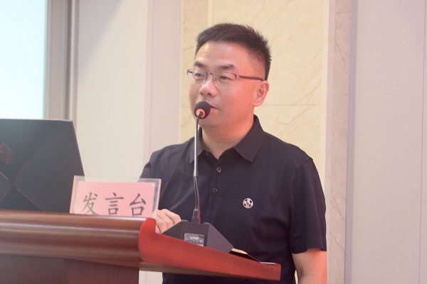 2、新鄉(xiāng)市土木工程學(xué)會(huì)副理事長王強(qiáng)致辭.jpg 2、新鄉(xiāng)市土木工程學(xué)會(huì)副理事長王強(qiáng)致辭.jpg