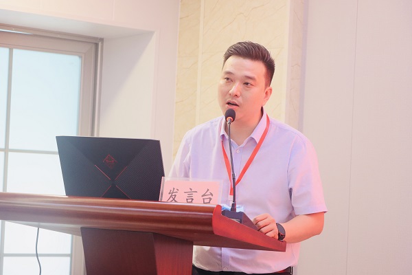 4、集團(tuán)培訓(xùn)學(xué)校校長劉攀主持會(huì)議.jpg 4、集團(tuán)培訓(xùn)學(xué)校校長劉攀主持會(huì)議.jpg